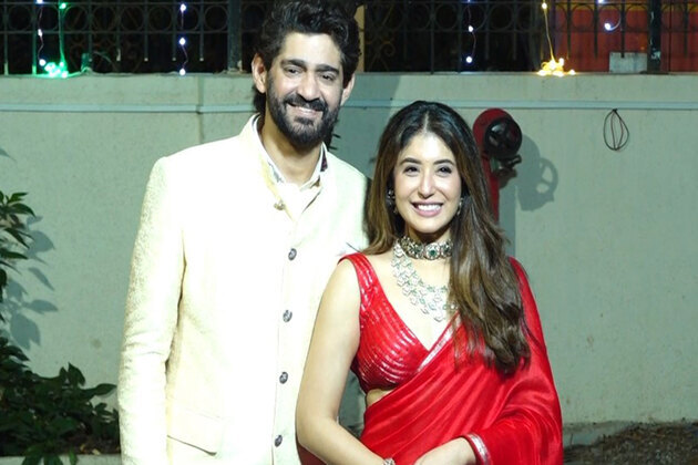Gaurav Kapur, Kritika Kamra now married, pose as husband and wife in traditional ensembles