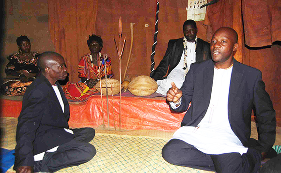Omutaka Nnamuguzi omukulu w'Ekika ky'Empologoma (ku kkono) ne Katikkiro w'ekika, Kisekka Ddungu ng'ayogera ku mbuga emu gye baalambudde Omutaka Nnamuguzi omukulu w'Ekika ky'Empologoma (ku kkono) ne Katikkiro w'ekika, Kisekka Ddungu ng'ayogera ku mbuga emu gye baalambudde