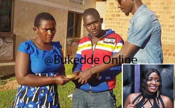 Gonza nga akwasa Naggayi ssente. mu katono ye Nwagi Gonza nga akwasa Naggayi ssente. mu katono ye Nwagi