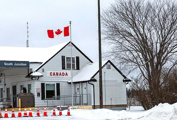 As U.S. border reopens, Canadian border staff end strike