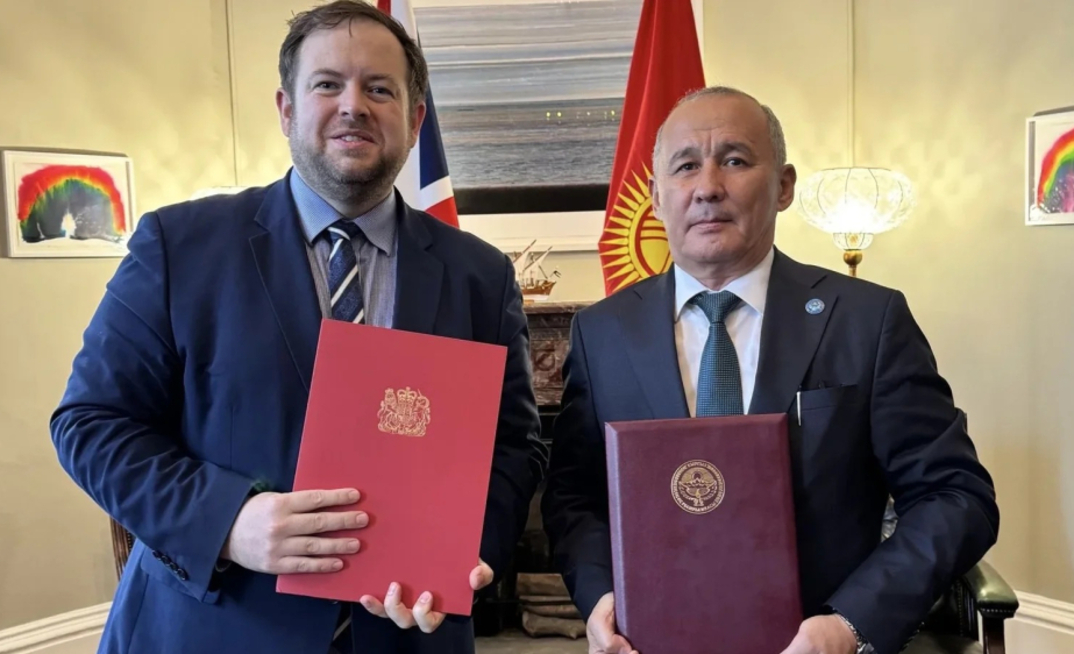 UK's Minister of State for Europe Stephen Doughty and Kyrgyzstan’s Minister of Natural Resources, Ecology and Technical Supervision Meder Mashiev with the signed MOU