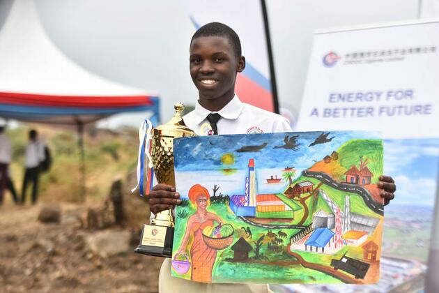 (Hello Africa) Ugandan students depict sustainable future of Chinese-operated oil field in art contest