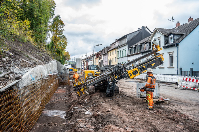 For the expansion of Trippstadter Strasse in Kaiserslautern, Spesa carries out extensive slope safeguarding measures with dismantling and railway embankment reinforcement