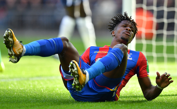 Zaha owa Crystal Palace ng'ali wansi oluvannyuma lw'okumukuba endobo. Zaha owa Crystal Palace ng'ali wansi oluvannyuma lw'okumukuba endobo.