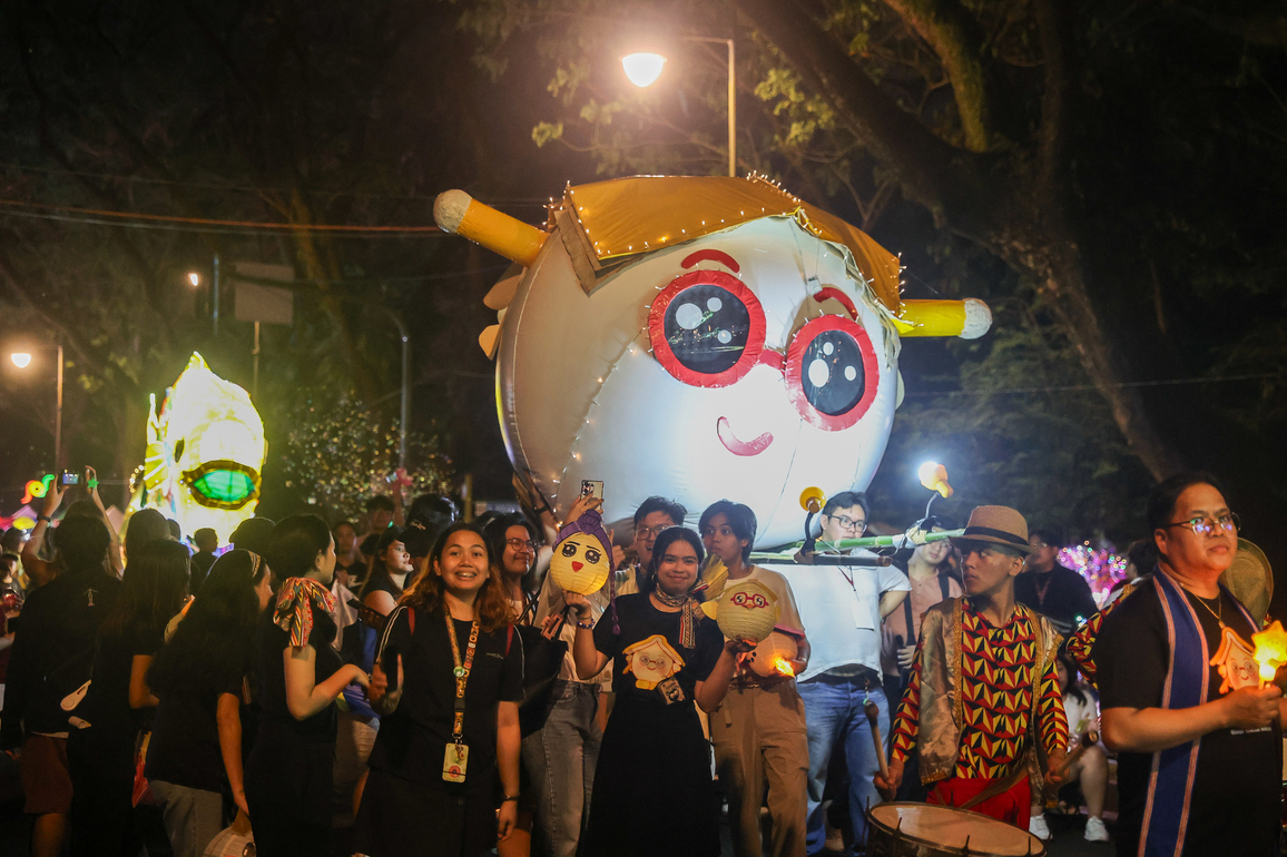PHILIPPINES-QUEZON CITY-LANTERN PARADE