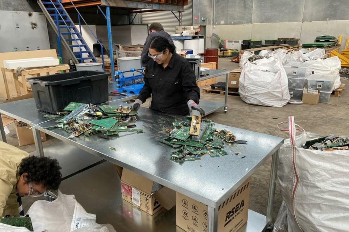 Scientists develop sustainable gold extraction from electronic waste