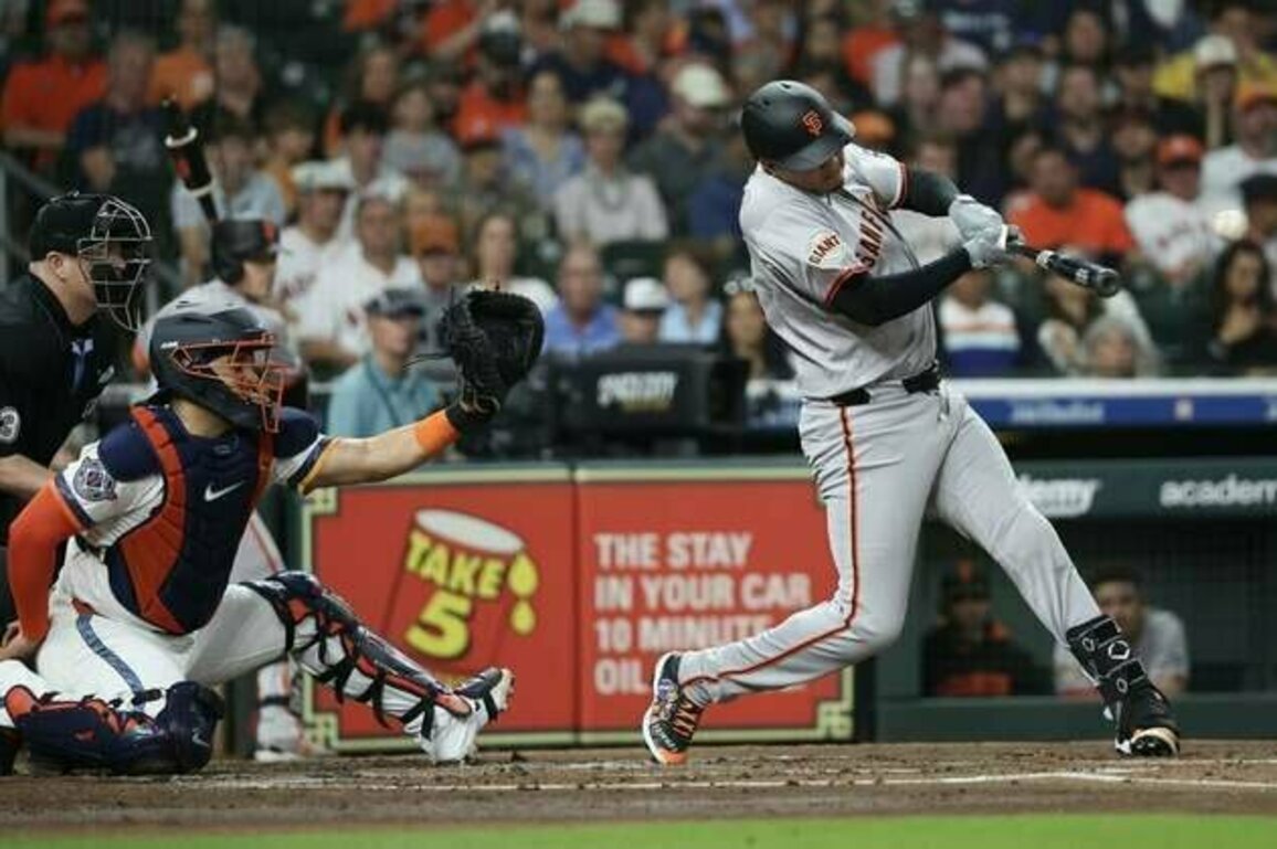 Giants' Jordan Hicks stars in homecoming win over Astros