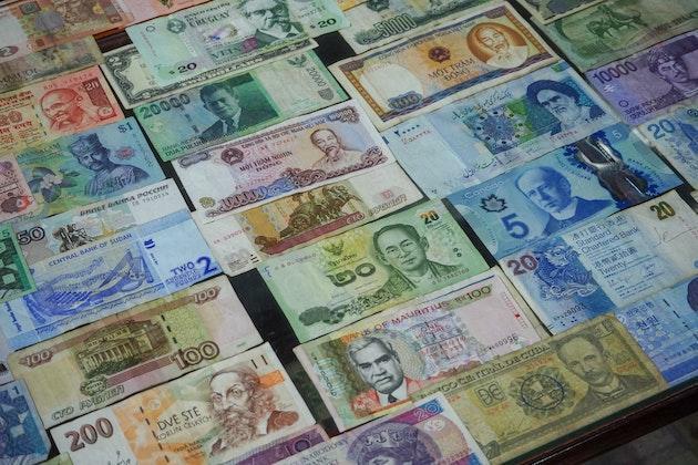 S. Korea's foreign currency deposit falls in April