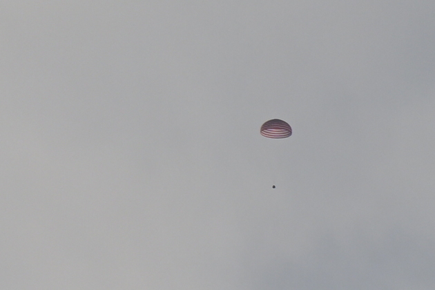 Photo Flash | Shenzhou-22 return capsule touches down on Earth