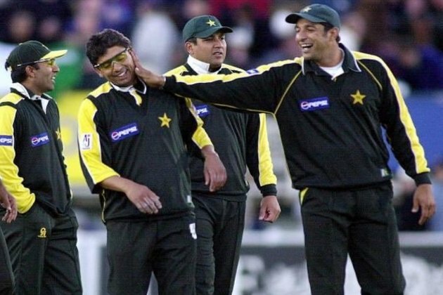 Wasim Akram congratulates Saqlain Mushtaq for new role