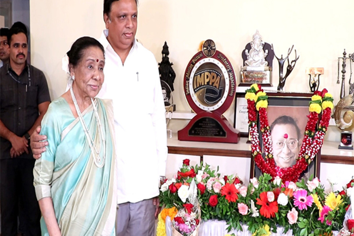 Asha Bhosle, Minister Ashish Selar visit RD Burman's residence to celebrate singer's 85th birth anniversary