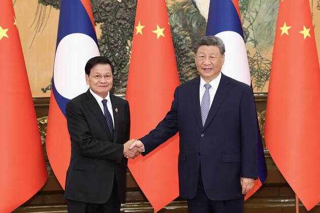 Xi's Album | Xi meets Lao president