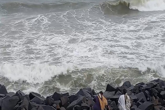 Red alert in northern Tamil Nadu, Puducherry as cyclone 'Ditwah' approaches