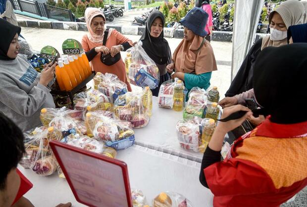 Asia Album: Indonesia launches cheap food market program during Ramadan