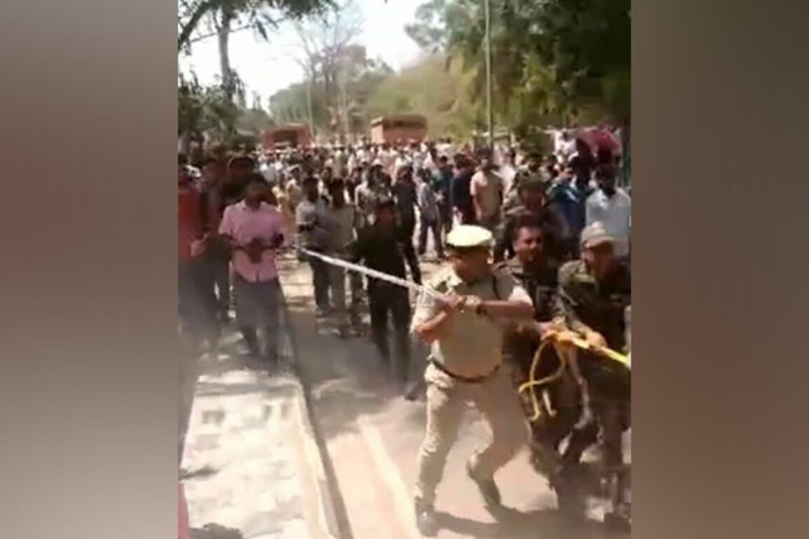 Students lathicharged for protesting against felling of forest in Hyderabad University