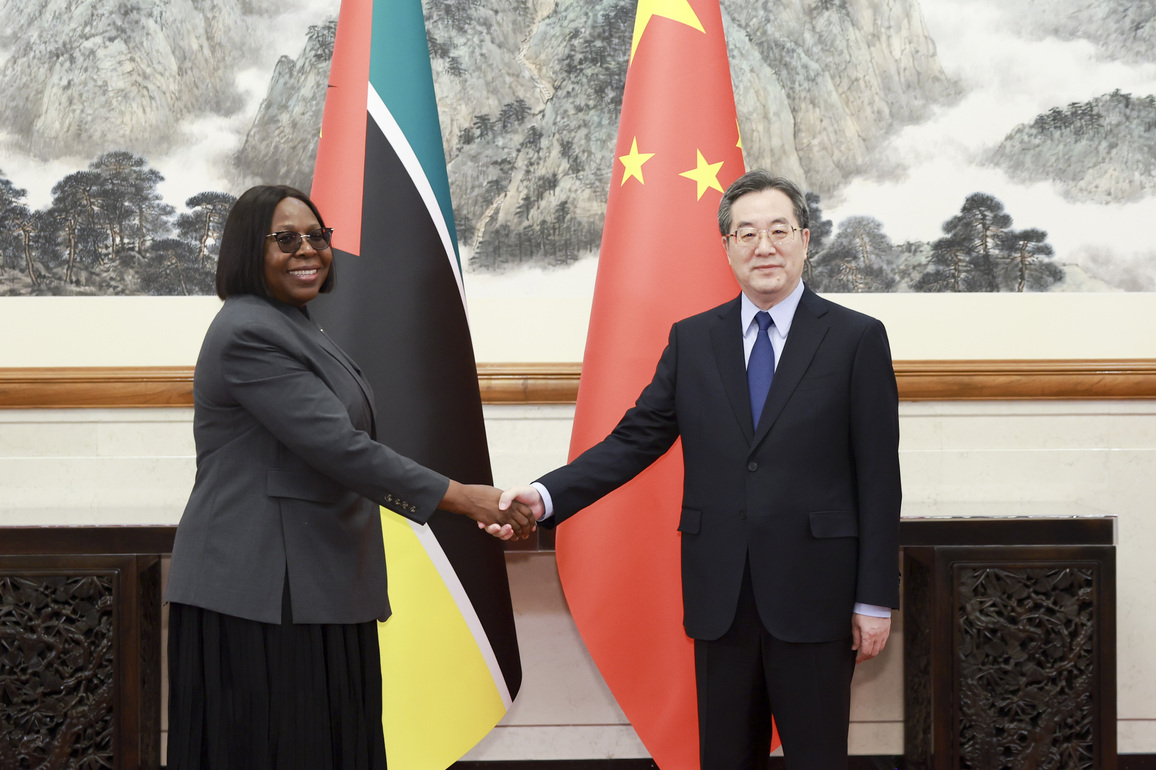 CHINA-BEIJING-DING XUEXIANG-MOZAMBICAN PM-MEETING (CN)