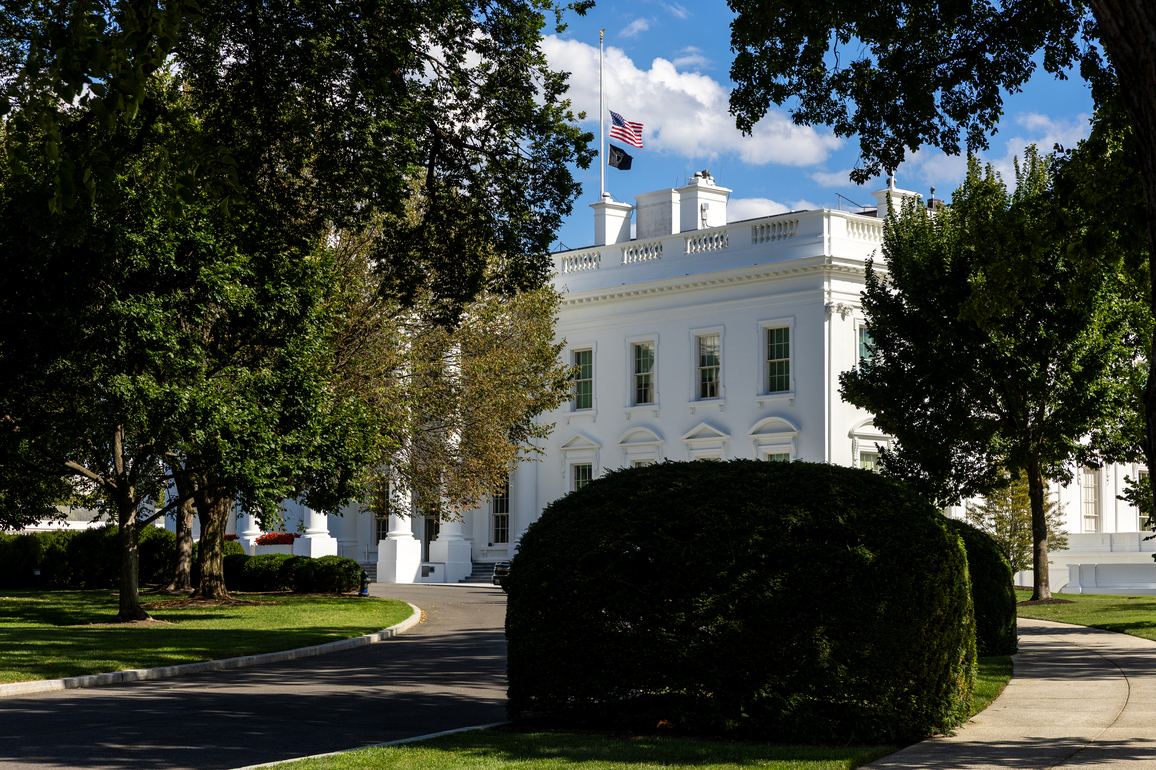 U.S.-WASHINGTON, D.C.-WHITE HOUSE-SCHOOL SHOOTING-MOURNING