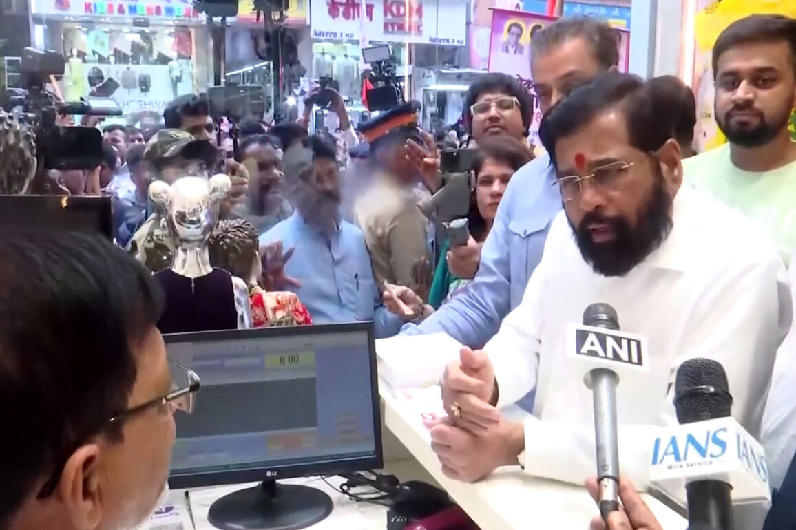 Maharashtra: Dy CM Eknath Shinde, Milind Deora urge shopkeepers to go Swadeshi amid GST reforms