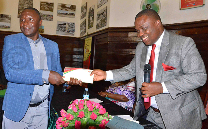  coach ike utebi left receiving a token from the clubs patron rias ukwago hoto by red isekka