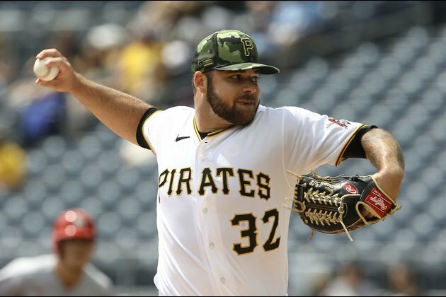 Giants face lowly Pirates, aim to get back in wild-card race