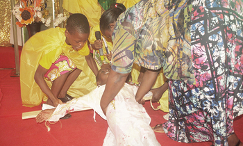 Abaana nga balaga ekitundu Yesu we yaggyirwa ku musaalaba Abaana nga balaga ekitundu Yesu we yaggyirwa ku musaalaba