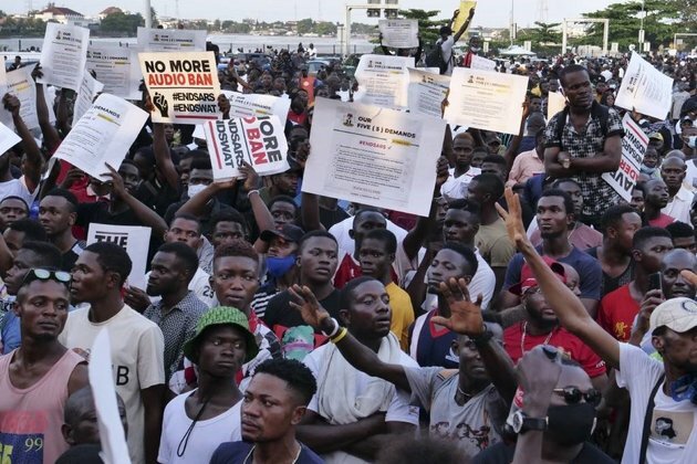 Huge crowds help swell Nigeria police brutality protest