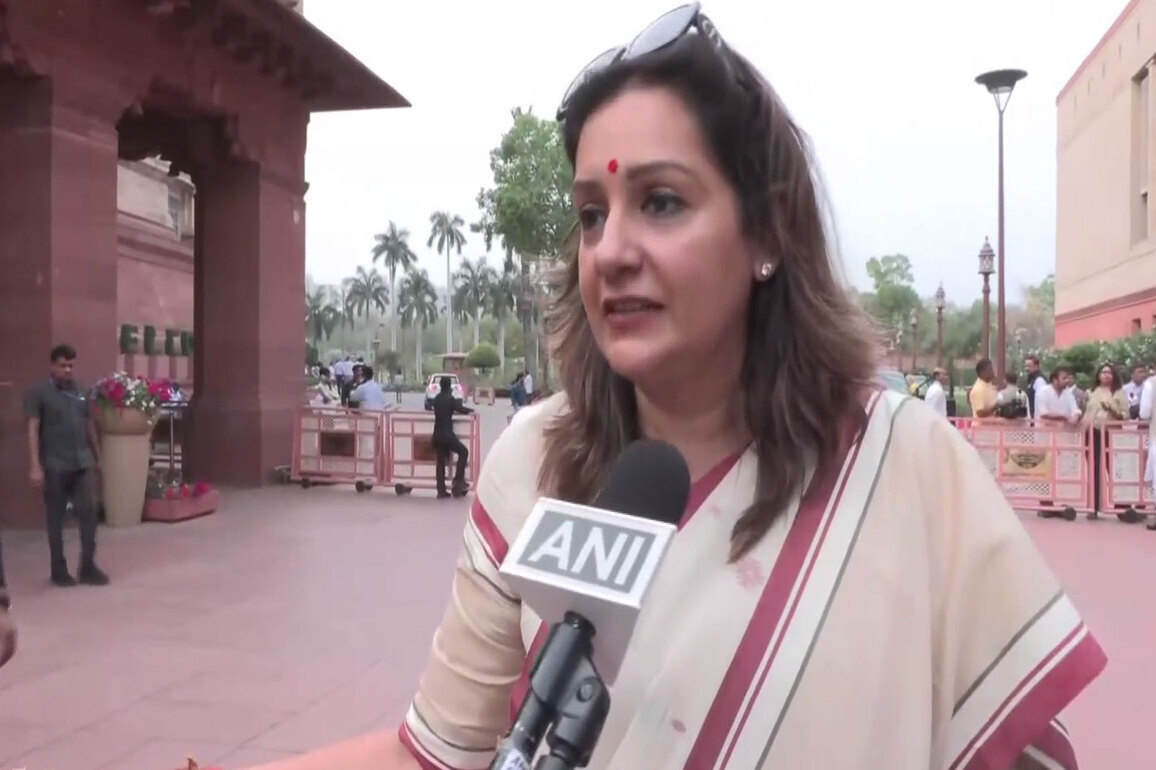 "Bit funny to put such allegations": Priyanka Chaturvedi slams Kangana Ranaut's 'tapori' remark on Rahul Gandhi