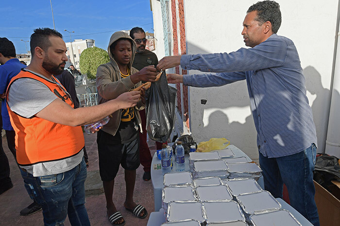  unisian volunteers distribute free ftar meals on ay 7 2020 at the riana near unis during the uslim holy fasting month of amadan  osques in lgeria orocco and unisia have been closed to curb the spread of the novel coronavirus ovid19 preventing special evening prayers hoto by    