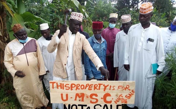 Abasiraamu nga basimba ekipande ku poloti eyassibwa ku ttaka ly'Omuzikiti e Kiyunga mu Mukono era ekifo baakyeddiza. Abasiraamu nga basimba ekipande ku poloti eyassibwa ku ttaka ly'Omuzikiti e Kiyunga mu Mukono era ekifo baakyeddiza.