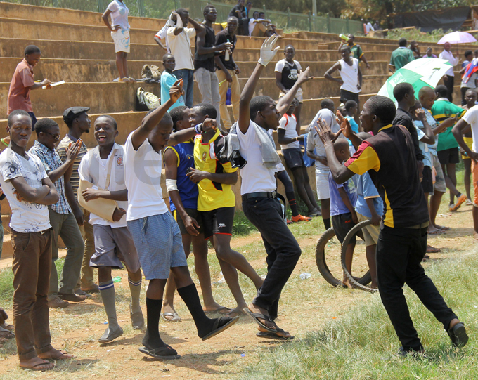  akerere ollege fans celebrate a try hoto by ohnson ere