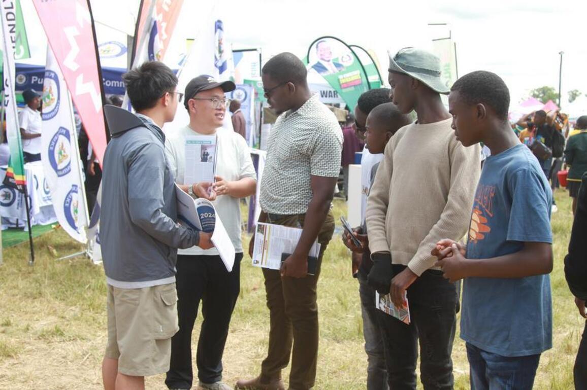 (Hello Africa) Young Zimbabweans turn to Chinese firms for expanded job opportunities