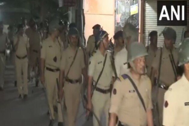 Nagpur: Police conduct flag march in the violence-hit area to instil confidence among people
