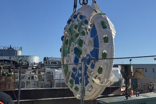 The cutterhead for the TBM Mary being lowered into place, ready for work to begin on the Potomac River Tunnel Project
