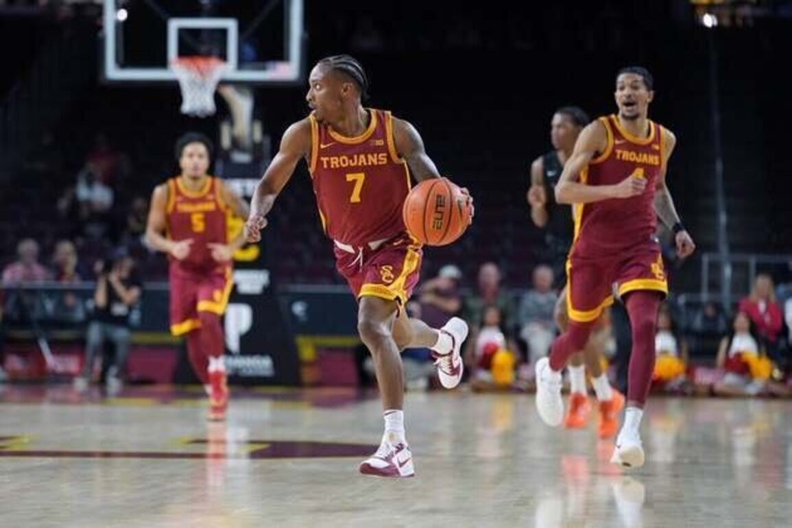 Ezra Ausar's double-double helps USC rout UTSA