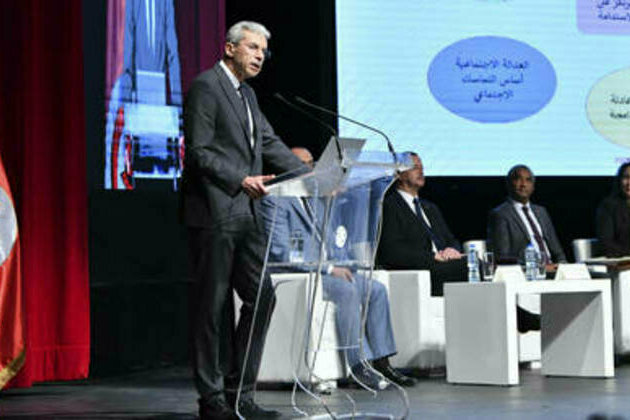 Tunisian leader fires economy minister who backed IMF deal