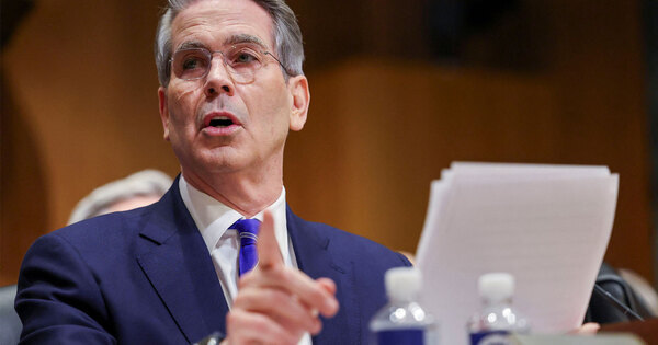 US Treasury Secretary says Iran oil industry "creaking" under blockade; projects USD 170 million daily loss