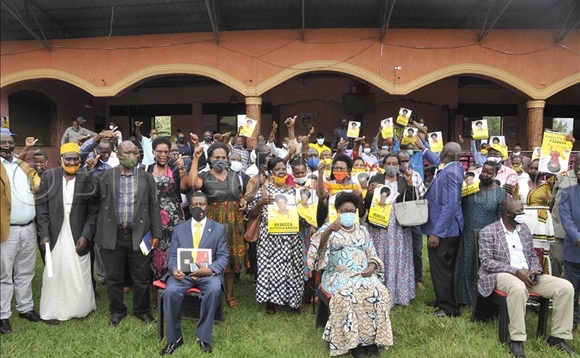 Kadaga mu kifaananyi wakati n'abamu ku bakulembeze ba NRM mu Mukono, Buikwe, Kayunga ne Buvuma abaamuwagidde. Kadaga mu kifaananyi wakati n'abamu ku bakulembeze ba NRM mu Mukono, Buikwe, Kayunga ne Buvuma abaamuwagidde.