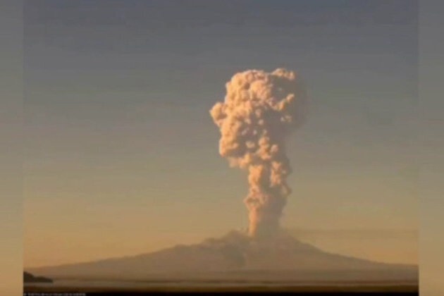 Volcano eruption triggers highest aviation alert over Russia's Far East (VIDEO)