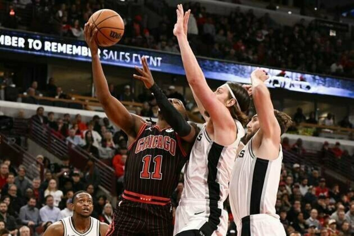 Victor Wembanyama's clutch 3s send Spurs over Bulls