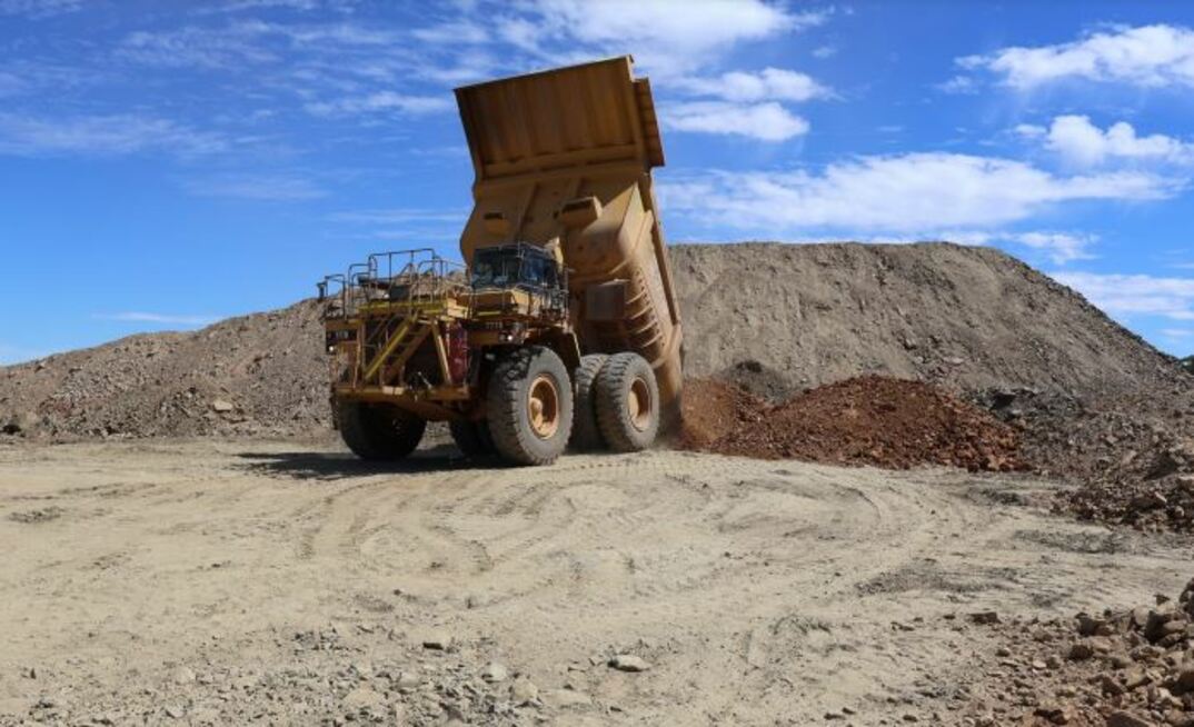 Ore being dumped at Jeffreys Find gold mine, Norseman. Image credit_Auric Mining.