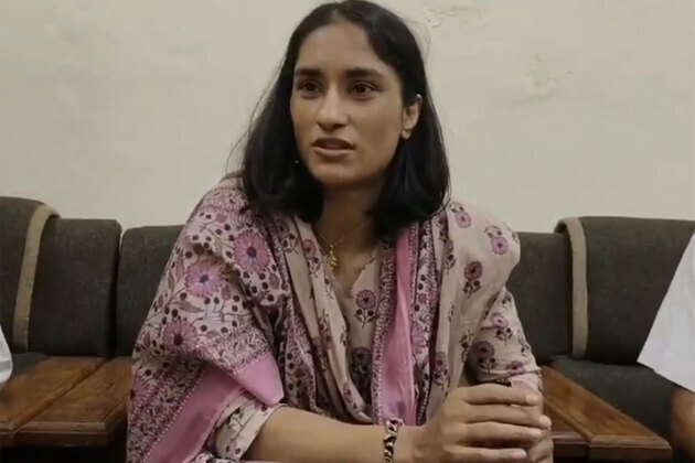 "Even I sometimes struggle to get a gas cylinder": Vinesh Phogat slams LPG price hike, raises inflation concerns