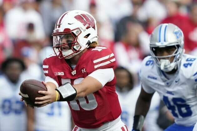 Danny O'Neil helps Wisconsin handle Middle Tennessee