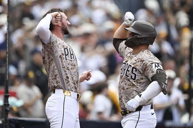 Padres complete sweep of Rockies in 3-HR effort