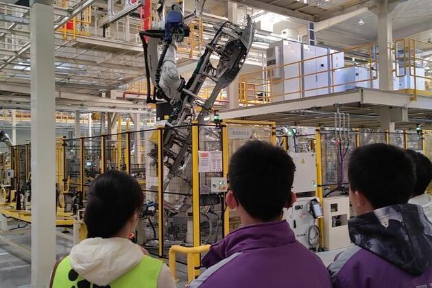 Industrial tourism redefines China's summer family getaways