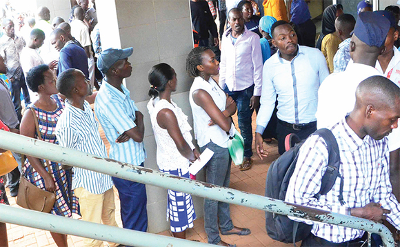 Bano baabadde ku Shoprite mu Kampala wakati nga baagala kuzzaako ssimu zaabwe. Bano baabadde ku Shoprite mu Kampala wakati nga baagala kuzzaako ssimu zaabwe.
