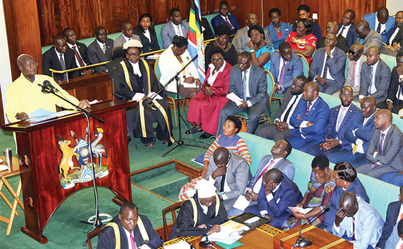 Pulezidenti bwe yali ayogera ku byokwerinda mu Palamenti. Pulezidenti bwe yali ayogera ku byokwerinda mu Palamenti.