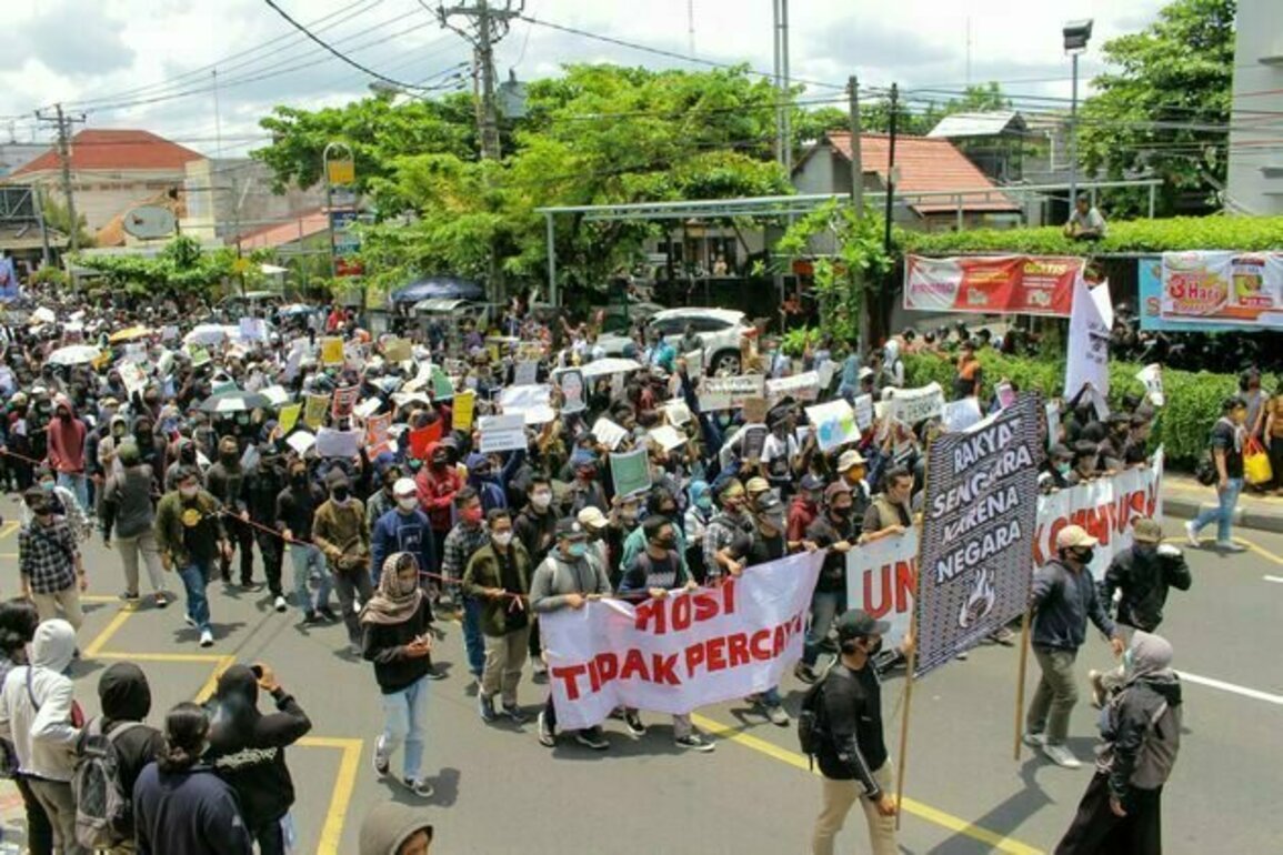 Demonstrasi besar-besaran di Indonesia: pentingnya menanggapi tuntutan rakyat