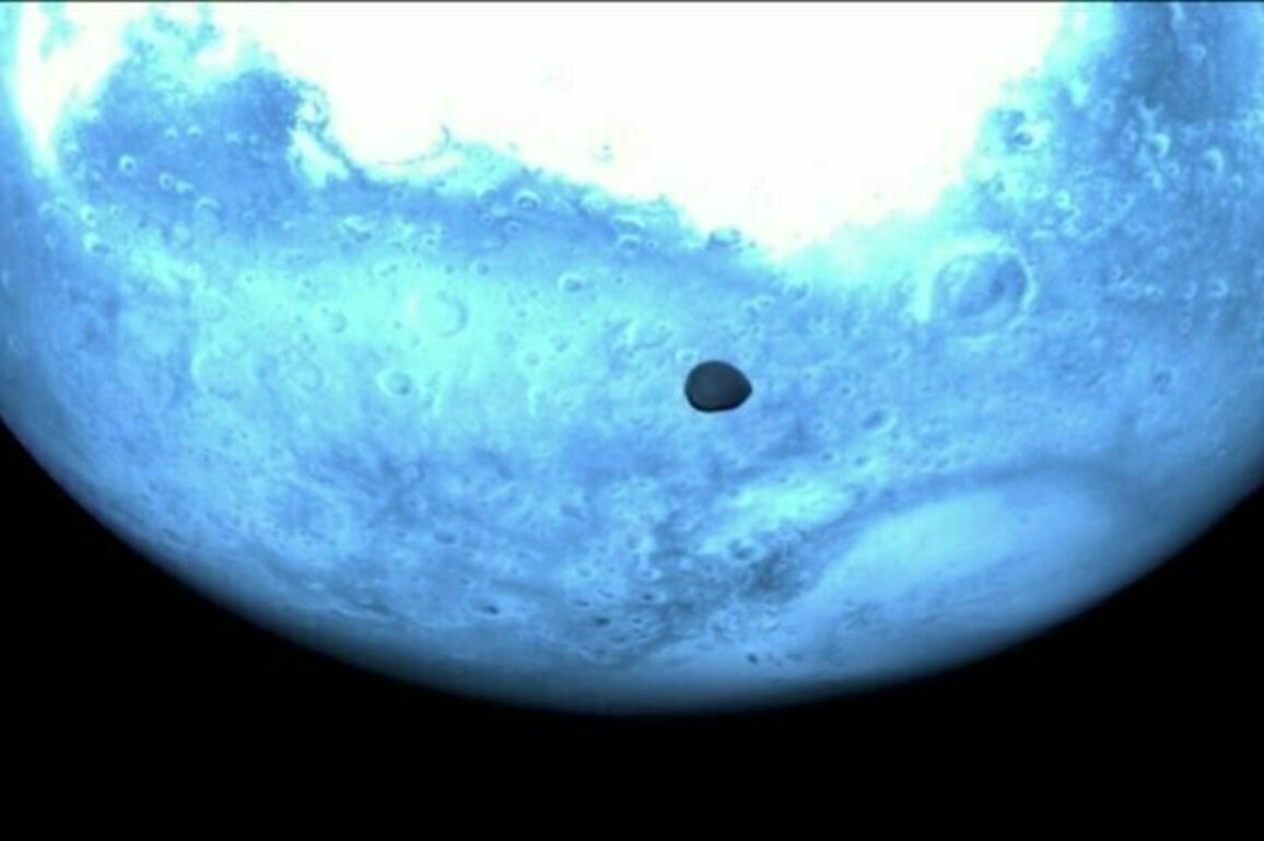 Asteroid probe snaps rare images of Martian moon