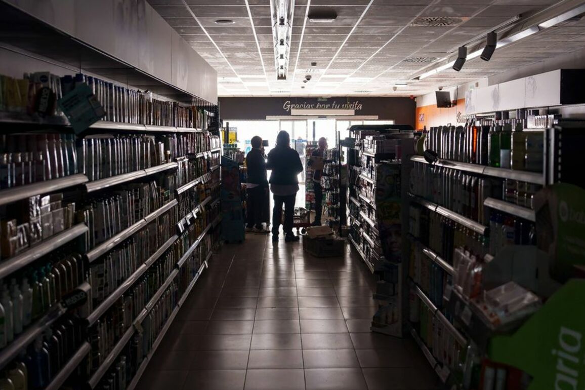 Brits in Portugal and Spain slam 'queues like Alton Towers' amid panic buying in blackout