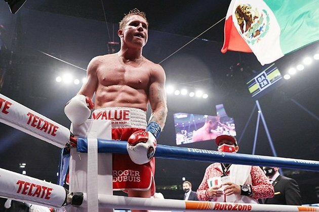 Alvarez, Saunders comfortably make weight for Texas showdown